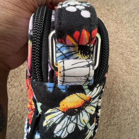 Vera Bradley- Evie Crossbody in Daisies - Picture 5 of 16